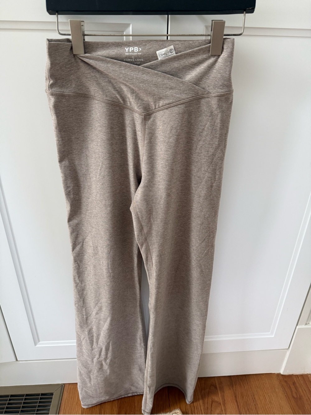 Abercrombie YPB everydaySOFT Curve Love Flare Legging, Size L